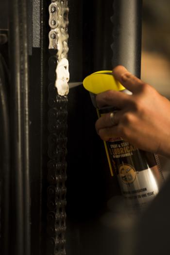 Contractingbusiness Com Sites Contractingbusiness com Files Uploads 2016 04 Wd40 Spt Spray Gel Chain Use Close Up 0