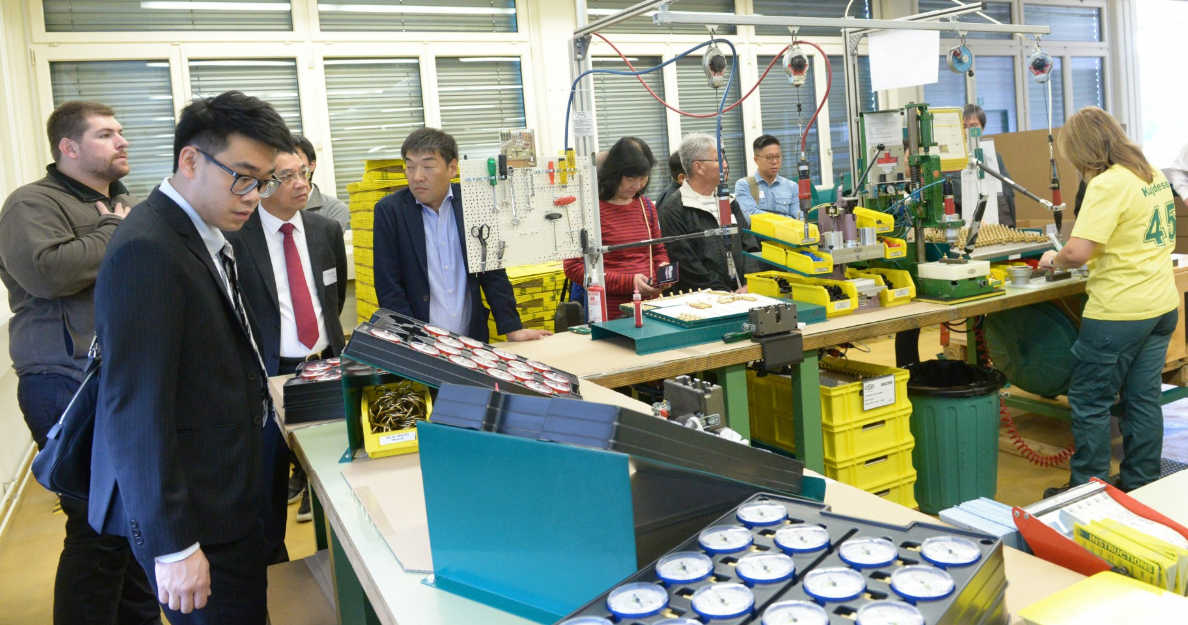 REFCO Guests tour facility