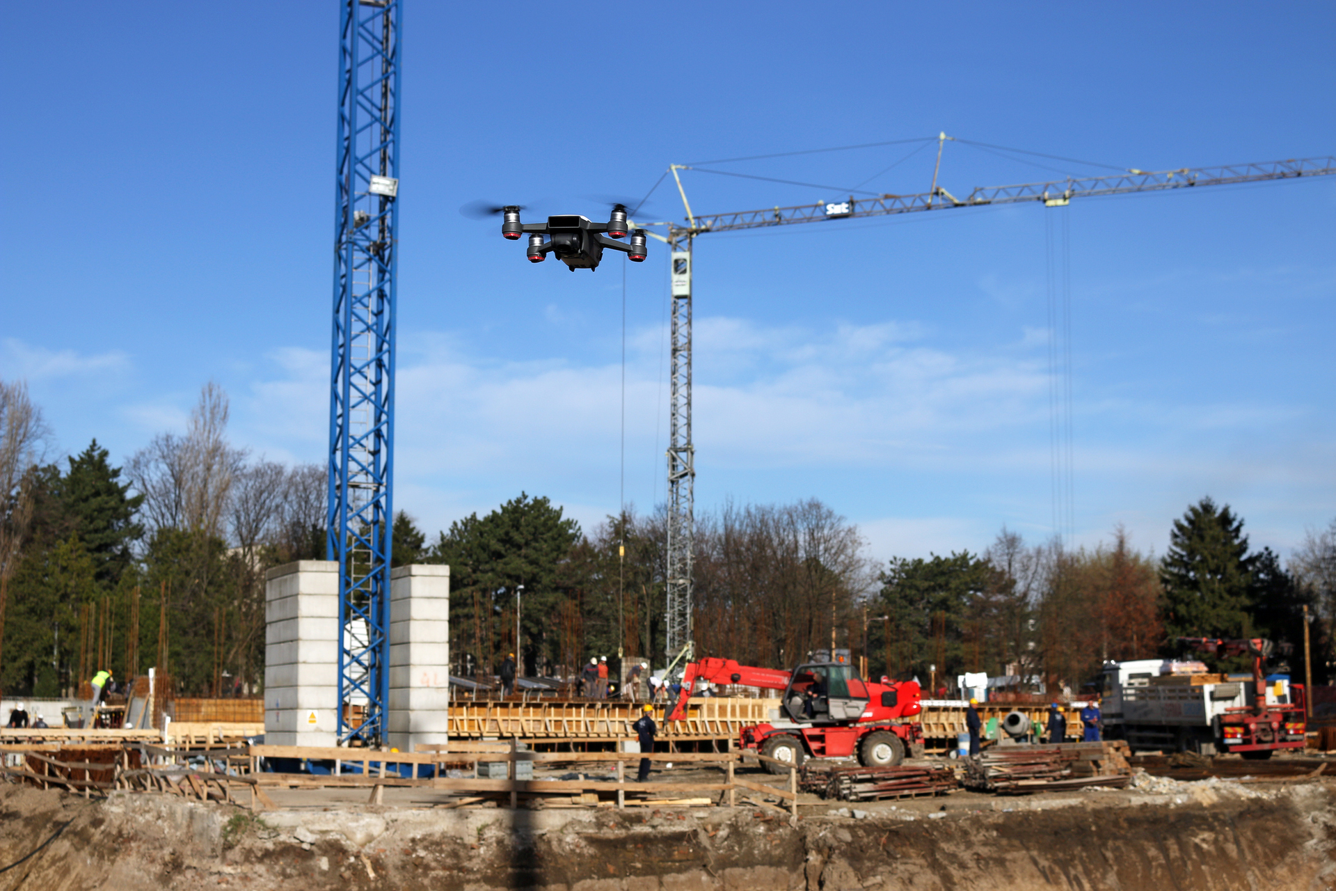 Drone_at_construction_site.jpg