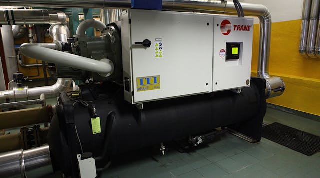 This high-efficiency 1,000 kW water-cooled chiller system replaced two low-efficiency 400 kilowatt (kW) air-cooled chillers at the Intesa Sanpaolo data center.