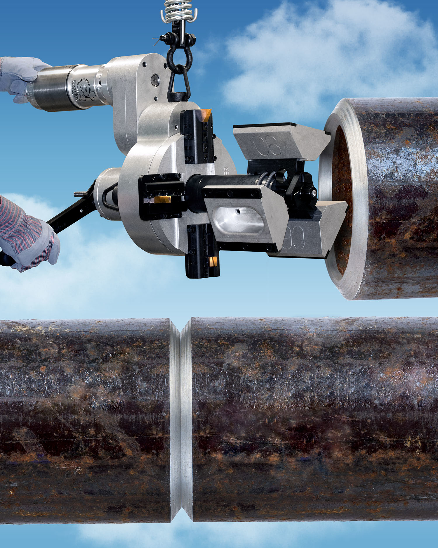 The ESCO Commander MILLHOG Pipe Beveling Tool uses one mandrel and only seven sets of clamps for the entire range of the tool