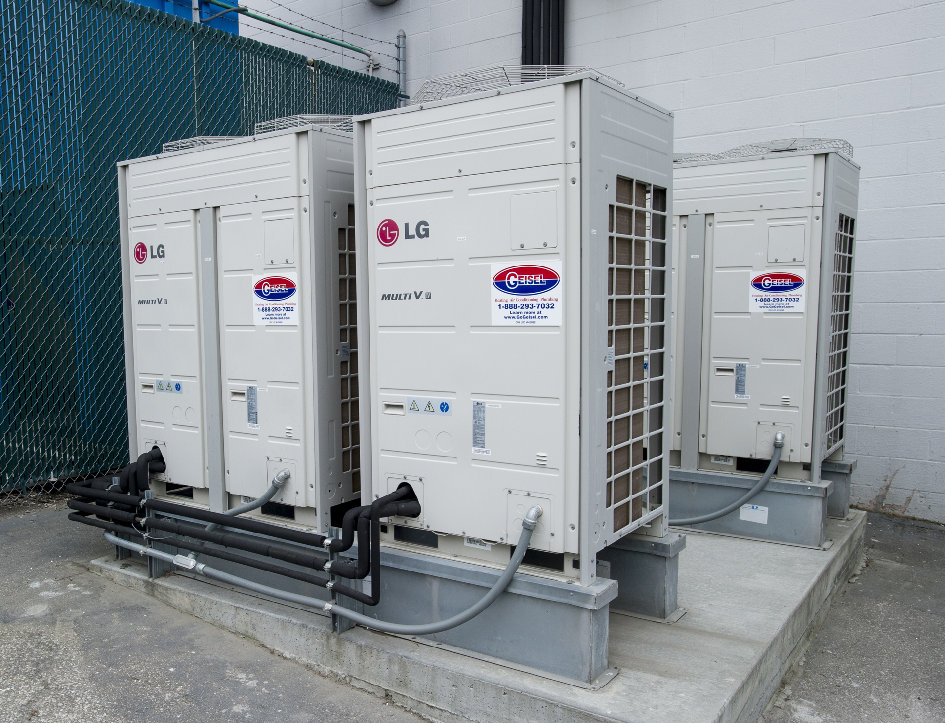 The bulky 50 ton DX unit on the roof was replaced by a pair of small aircooled outdoor units on the ground Photos courtesy LG