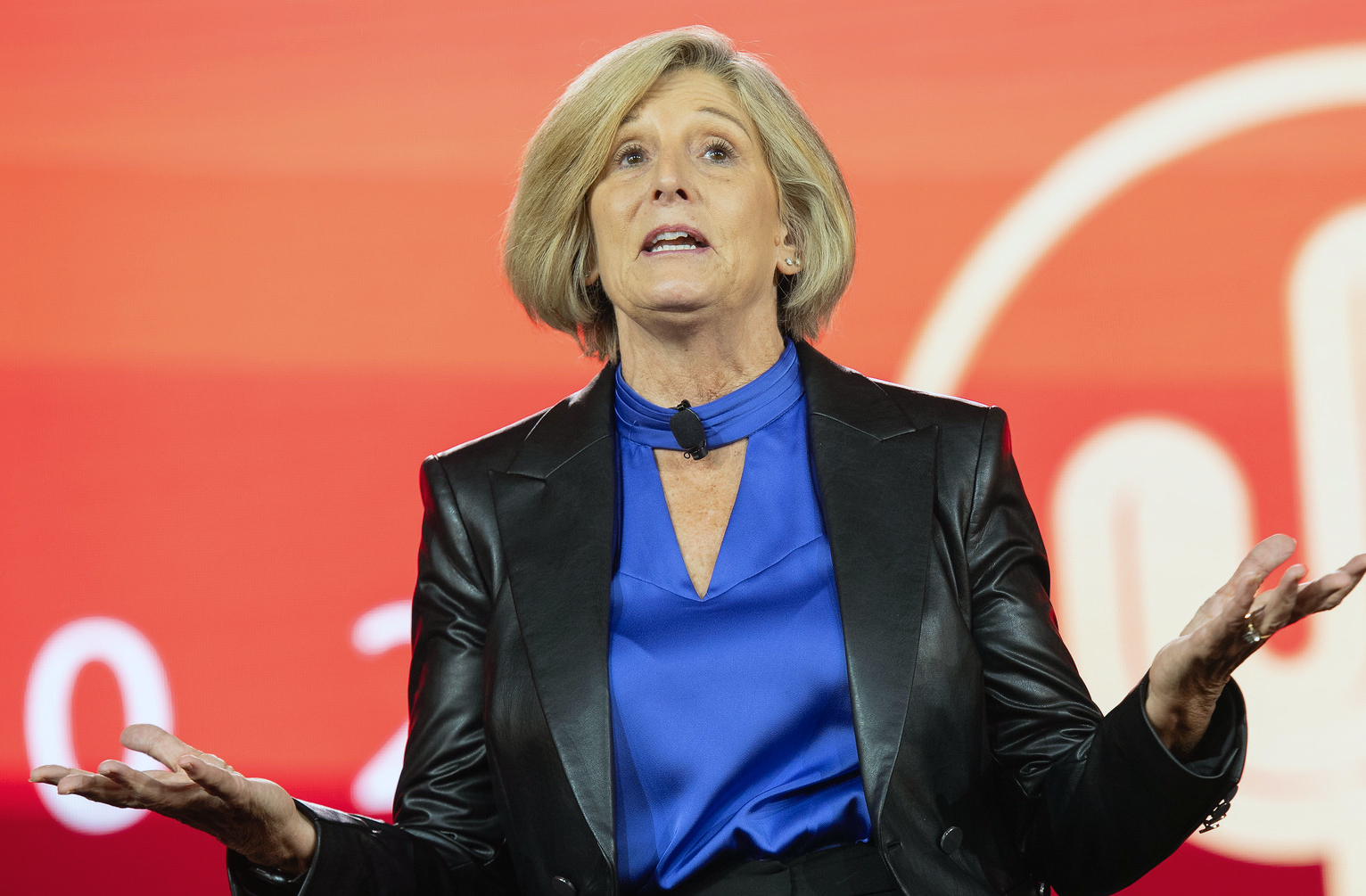 Carol Duncan addresses the audience during the SMACNA annual conference.