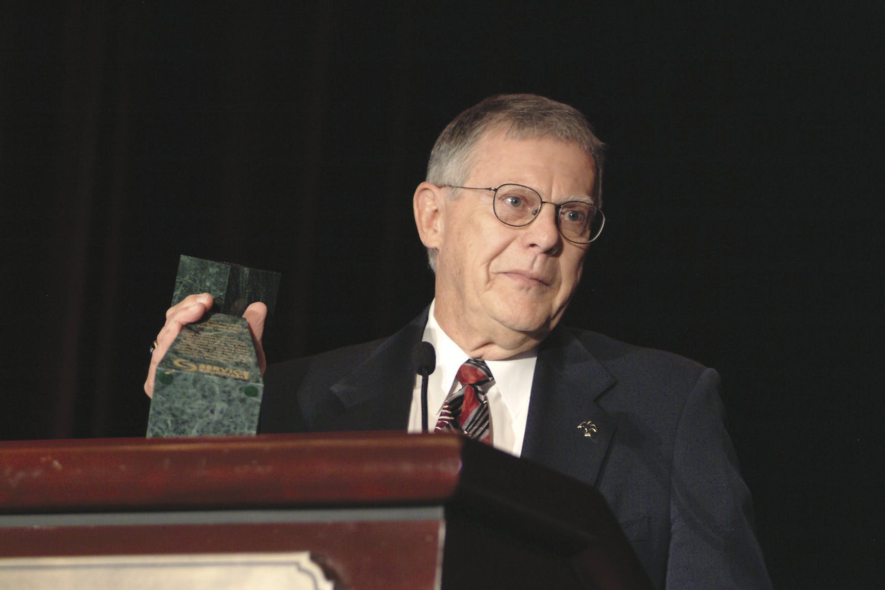 Ron Smith received the Service Roundtable 'Servant Leader' award during Comfortech 2005.