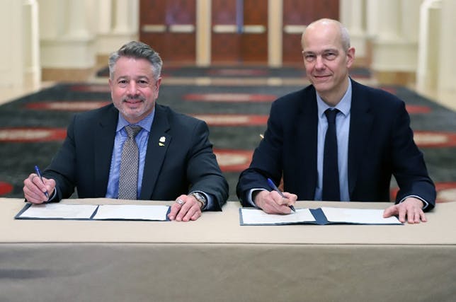 ASHRAE President Bill McQuade and UNEP&rsquo;s OzonAction Head Jim Curlin sign two-year work plan.